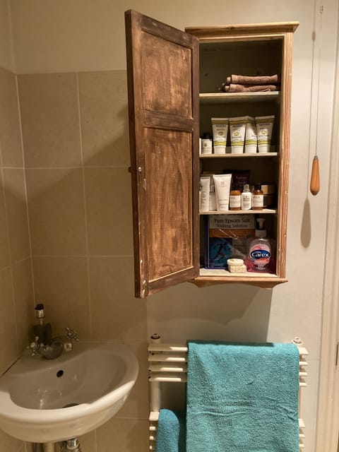 Combined shower/tub, hair dryer, towels, soap