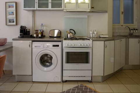 Fridge, oven, coffee/tea maker, electric kettle