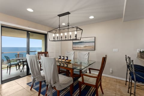 Dining with a view of the Pacific Ocean