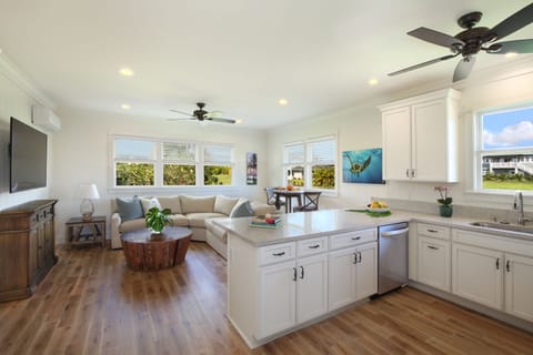 Private kitchen | Fridge, microwave, oven, stovetop