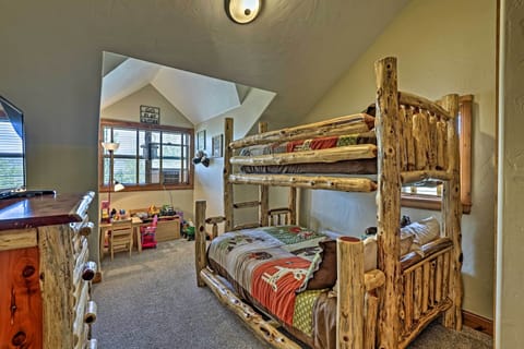 4 bedrooms, desk, travel crib, internet