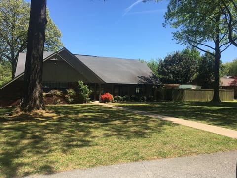 Private home adjacent to Crystal Bridges