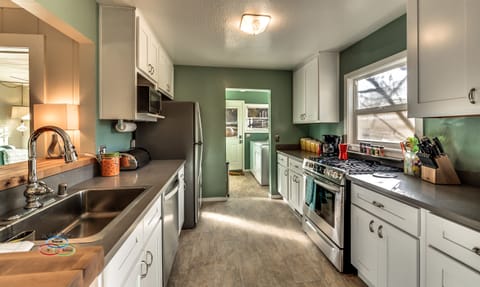  Gas stove, dishwasher, microwave, fridge with automatic ice maker