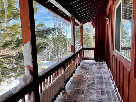 Covered walkway to front door.