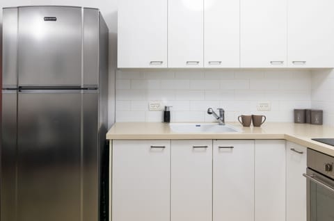 Fridge, oven, stovetop, electric kettle