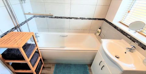 Combined shower/tub, hair dryer, towels