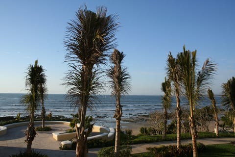 Beach nearby, sun loungers, beach towels