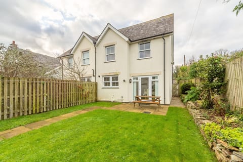Porthia, Lelant. Enclosed garden with patio and seating
