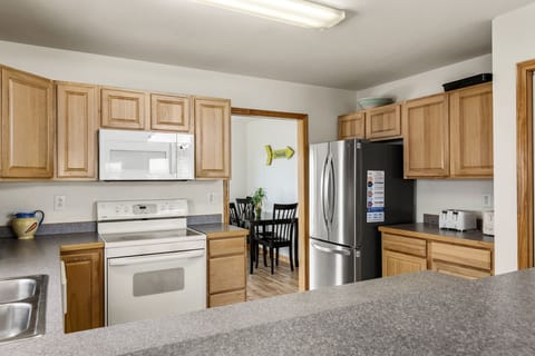 Full-size fridge, microwave, oven, stovetop