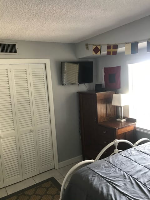 2 bedrooms, memory foam beds, desk, iron/ironing board
