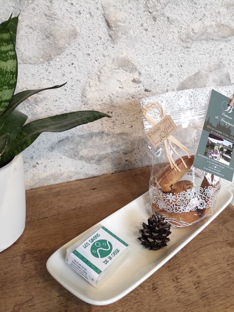 Plateau d'accueil composé de petits gâteaux locaux et d'un savon artisanal