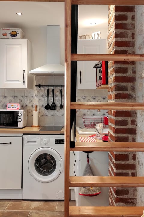 Coin cuisine tout équipé (lave-vaisselle, plaque, micro-ondes, four, lave-linge)