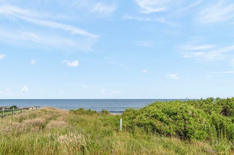 Beach nearby, sun loungers, beach towels