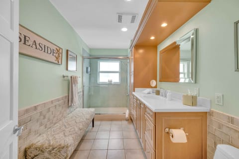 Combined shower/tub, hair dryer, towels