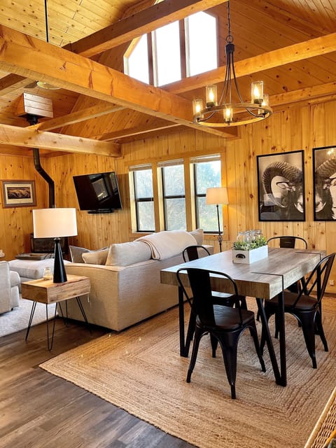 Living & dining area / Beautiful open and bright with large windows and views!