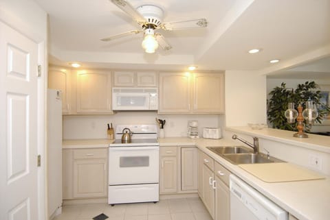 Private kitchen | Microwave, dishwasher, coffee/tea maker, toaster