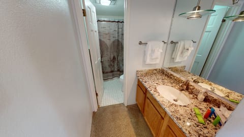 Combined shower/tub, hair dryer, towels