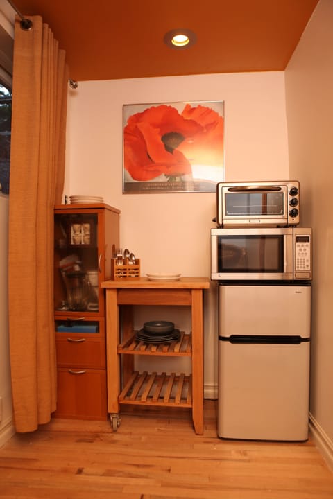 Fridge, microwave, dishwasher, coffee/tea maker