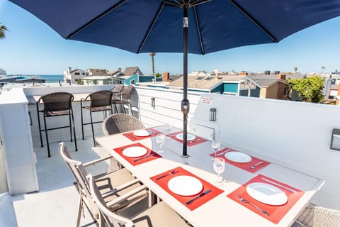 Celebrate the glorious SoCal weather and fresh ocean breezes with sunset happy hours on the rooftop deck.
                