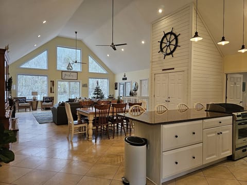 Private kitchen | Fridge, microwave, oven, stovetop