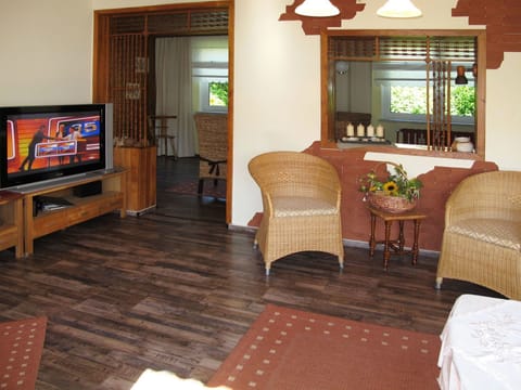 Room, Property, Furniture, Interior Design, Floor, Living Room, Building, Hardwood, Table, House