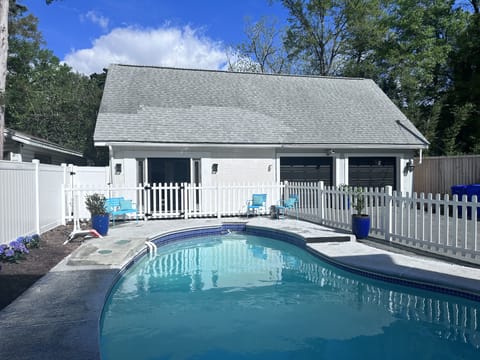 Guest House, Pool and garage