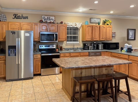 New stainless steel appliances with more than enough capacity for your group. And...a spare microwave since it is the most used one 😀!