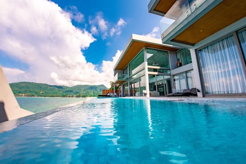 17 meters long Infinity Pool with views spanning Kamala Bay.