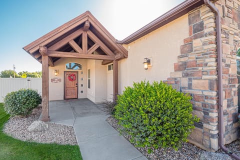 The paved walkway to the entrance makes it easy to bring your belongings inside and get right to enjoying the home.