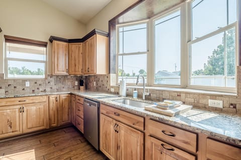 Whether you're a chef or a snacker, this kitchen delivers