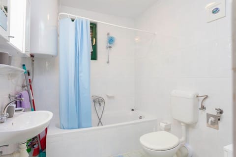 Combined shower/tub, hair dryer, towels