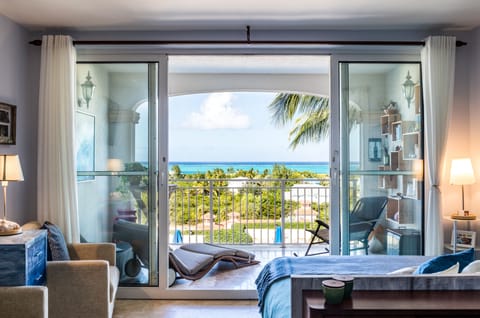 Peaceful balcony to enjoy the blue turquoise water with a relaxing view. 
Enjoy 