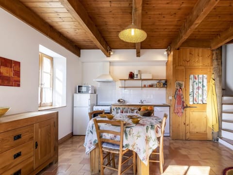 Cabinetry, Property, Furniture, Table, Countertop, Wood, Interior Design, Kitchen, Flooring, Drawer