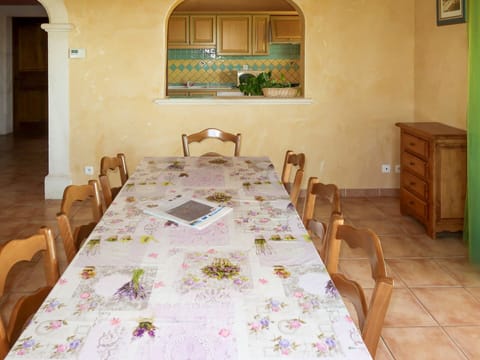 Table, Furniture, Window, Green, Chair, Decoration, Tablecloth, Textile, Interior Design, Building