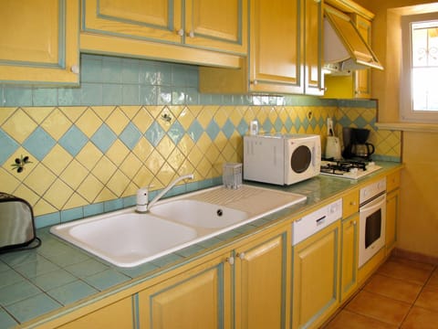 Kitchen Sink, Tap, Sink, Cabinetry, Countertop, Plumbing Fixture, Wood, Window, Lighting, Kitchen Stove