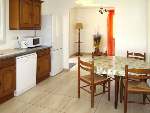 Room, Furniture, Property, Countertop, Kitchen, Floor, Cabinetry, Interior Design, Building, Tile