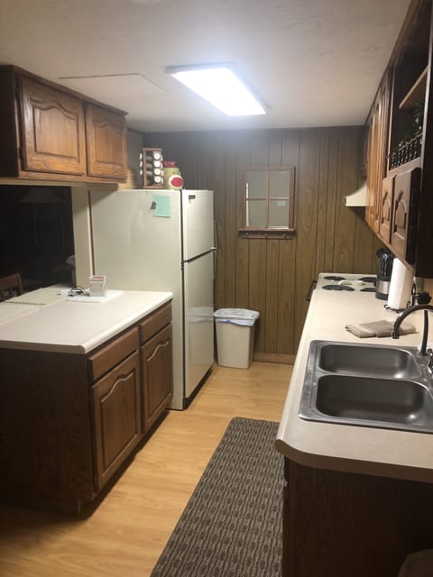 Full-size fridge, microwave, oven, stovetop