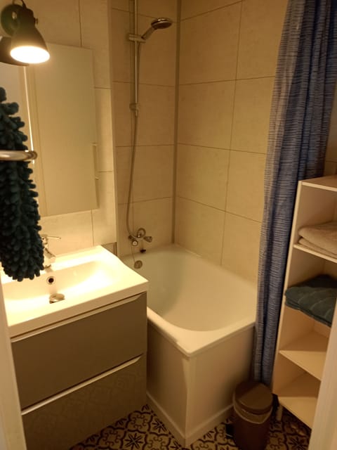 Combined shower/tub, towels, toilet paper