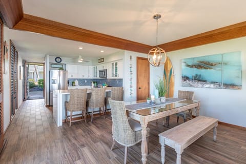 Just Beachy! Garden/Living level features: