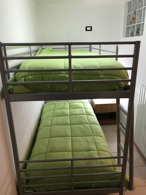 1 bedroom, travel crib, bed sheets