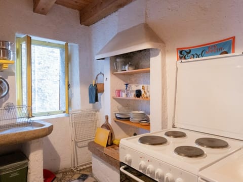 Property, Window, Gas Stove, Kitchen Stove, Kitchen Appliance, Cooktop, Interior Design, Kitchen, Sink, Wood