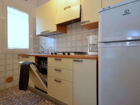 Cabinetry, Property, Countertop, Kitchen Appliance, Kitchen, Kitchen Stove, Building, Wood, Interior Design, Floor