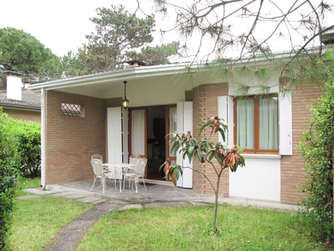 Property, House, Home, Real Estate, Building, Residential Area, Architecture, Cottage, Yard, Roof