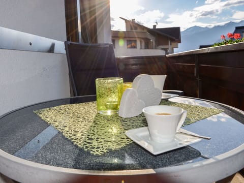 Property, Architecture, Interior Design, Room, Table, House, Furniture, Water Feature, Glass, Home