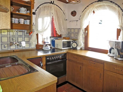 Countertop, Room, Property, Furniture, Kitchen, Building, Cabinetry, Interior Design, Architecture, House
