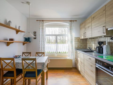 Property, Cabinetry, Kitchen Sink, Countertop, Kitchen, Wood, Kitchen Stove, Kitchen Appliance, Sink, Flooring