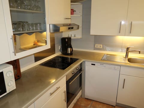 Countertop, Cabinetry, Property, Kitchen Sink, Furniture, Sink, Kitchen, Kitchen Appliance, Kitchen Stove, Wood