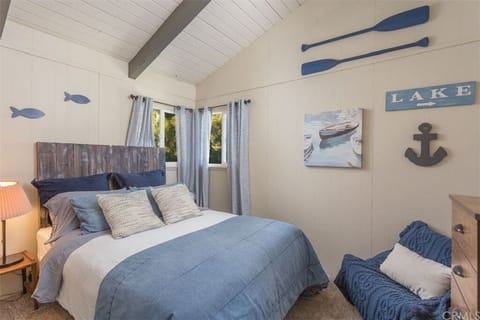 Upstairs bedroom with Queen Bed