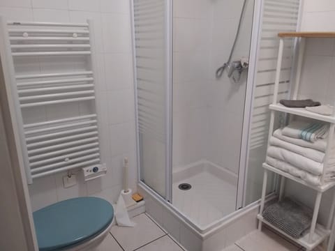 Combined shower/tub, hair dryer, toilet paper