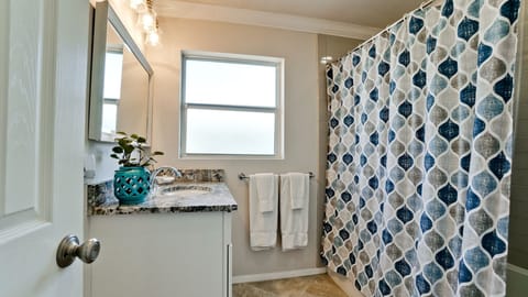 Combined shower/tub, hair dryer, towels